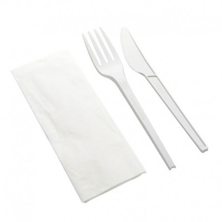 Cesta de cubiertos de plástico gris para lavavajillas con tenedor, cucharas  y cuchillos sobre fondo blanco.